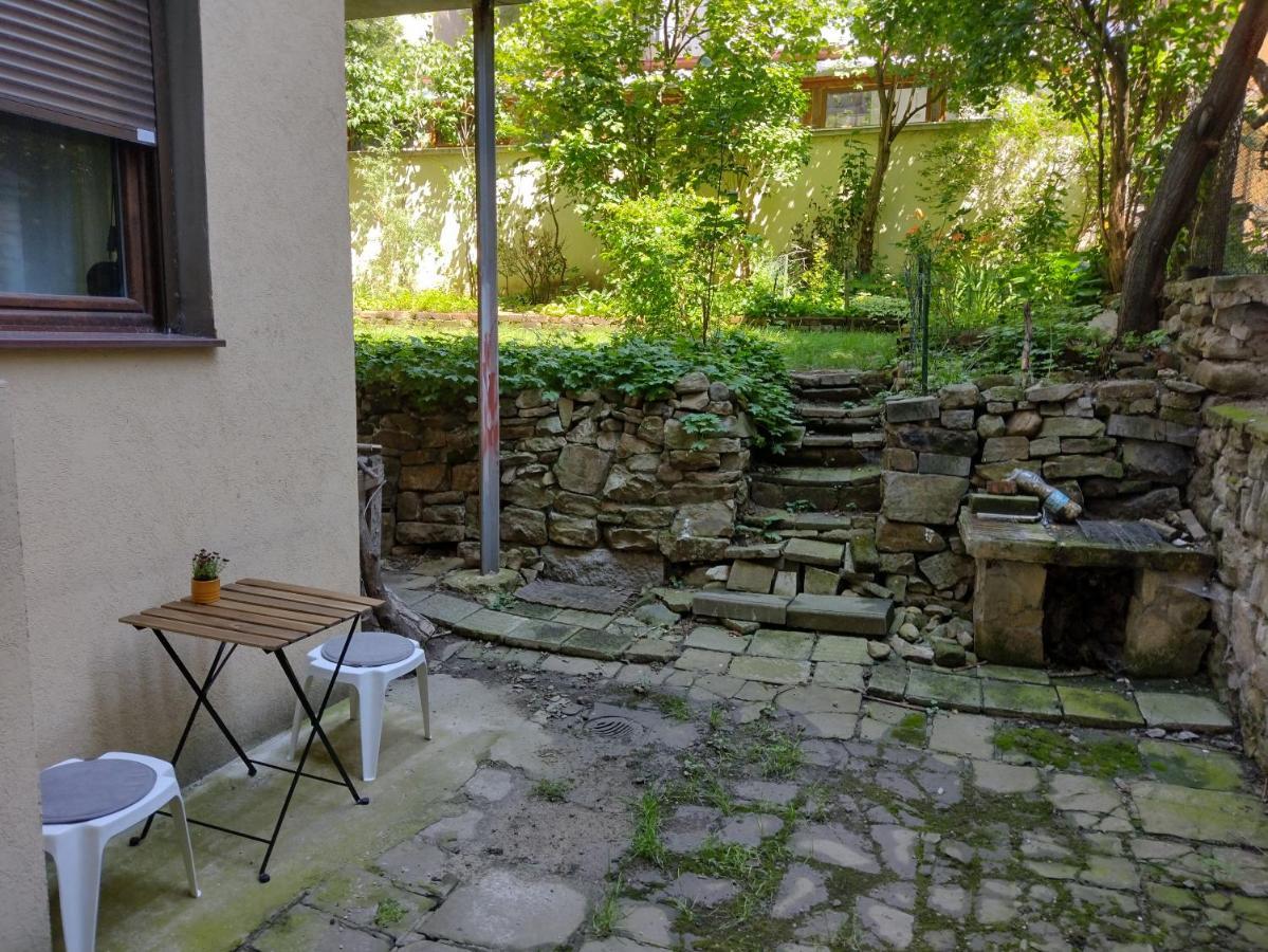 Charming With Garden Near Parking And Ndk Apartament
