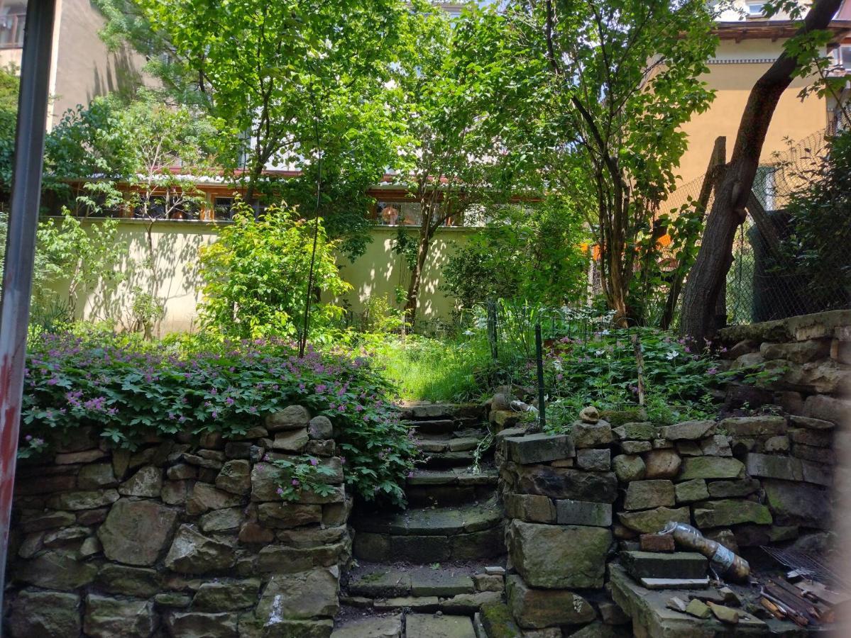 Charming With Garden Near Parking And Ndk Apartament Sofia